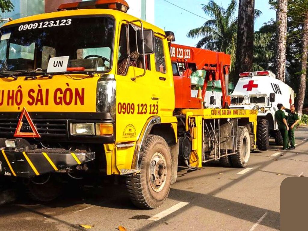 Xe cứu hộ Sài Gòn đang kéo xe quân sự UN – dịch vụ cứu hộ quận 7 uy tín, nhanh chóng.