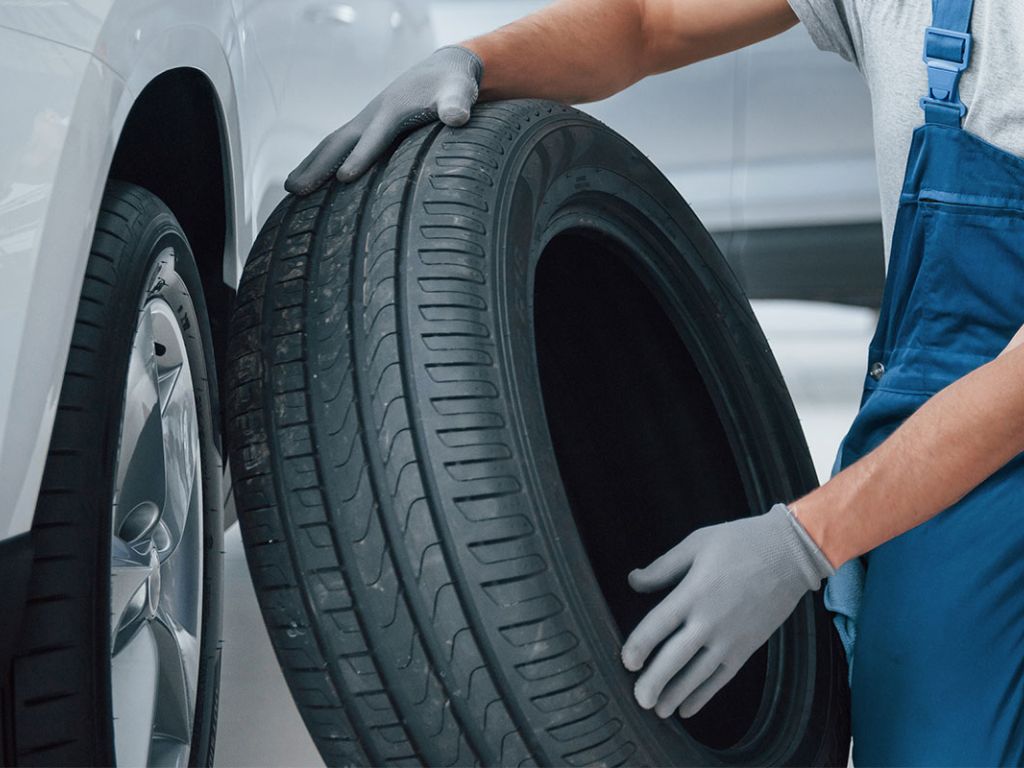 Kỹ thuật viên đang thay lốp xe