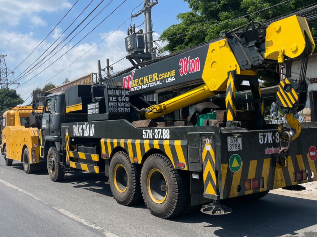 Xe cẩu cứu hộ tải nặng 30 tấn đang làm nhiệm vụ – cứu hộ quận 7 chuyên xe hạng nặng.
