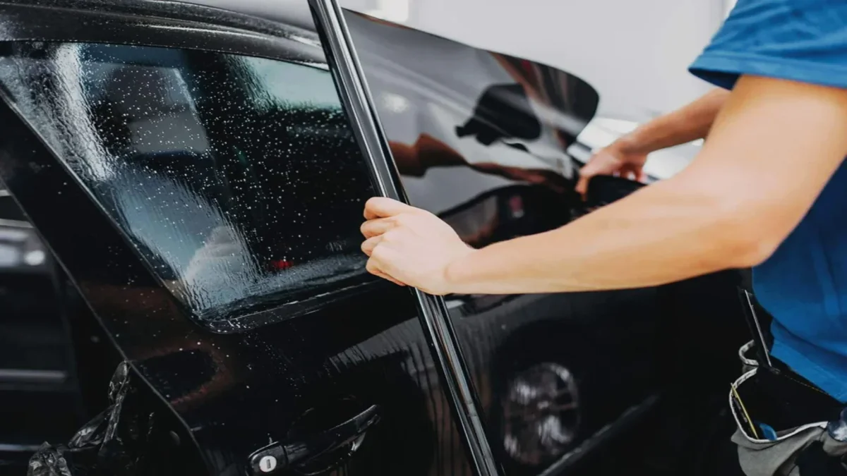 Kỹ thuật viên đang thi công dán phim cách nhiệt xe ô tô