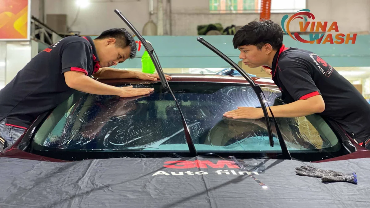 Kỹ thuật viên tại VinaWash - đại lý phim cách nhiệt 3M dán kính chắn gió