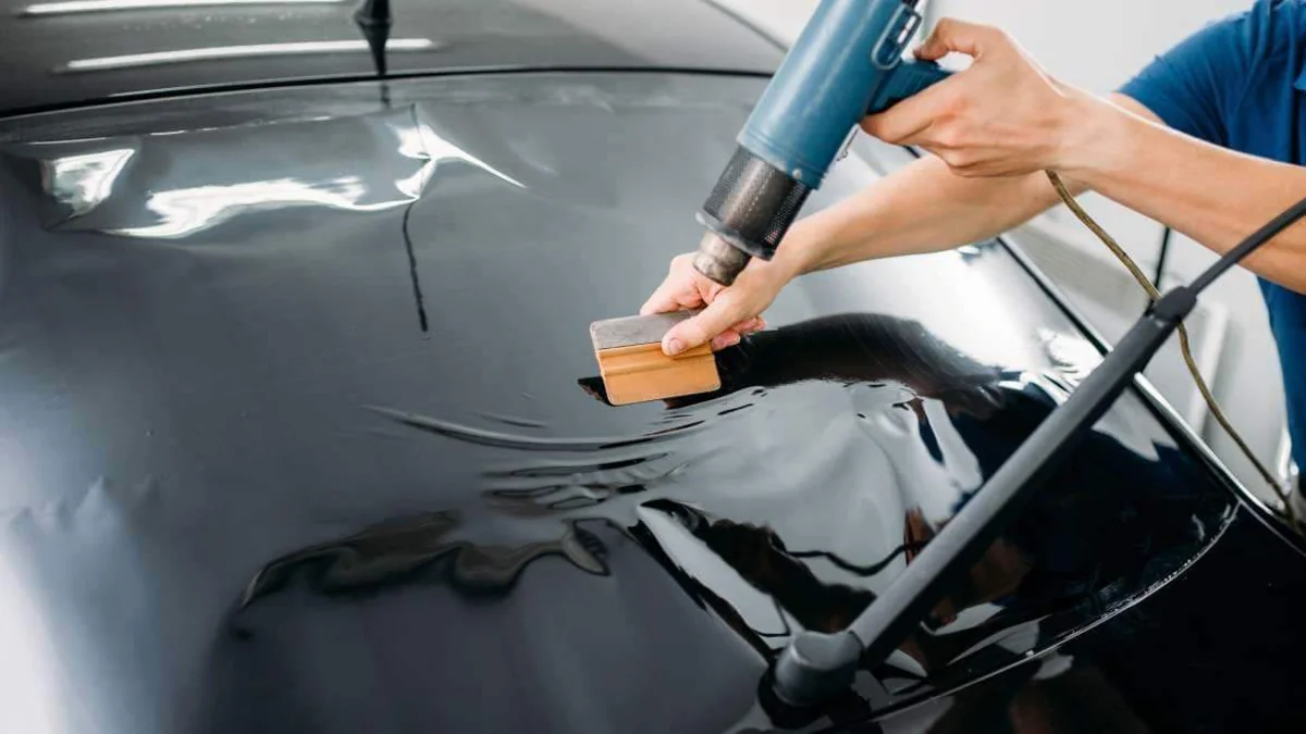 Đại lý phim cách nhiệt thi công dán kính xe hơi bằng máy sấy nhiệt