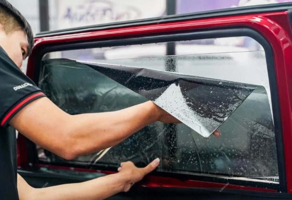 Dán phim cách nhiệt ô tô cho kính cửa sau giúp xe mát hơn và tăng độ riêng tư