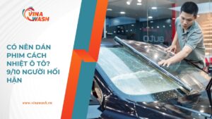 Kỹ thuật viên VinaWash dán phim cách nhiệt ô tô chuyên nghiệp cho kính chắn gió trước