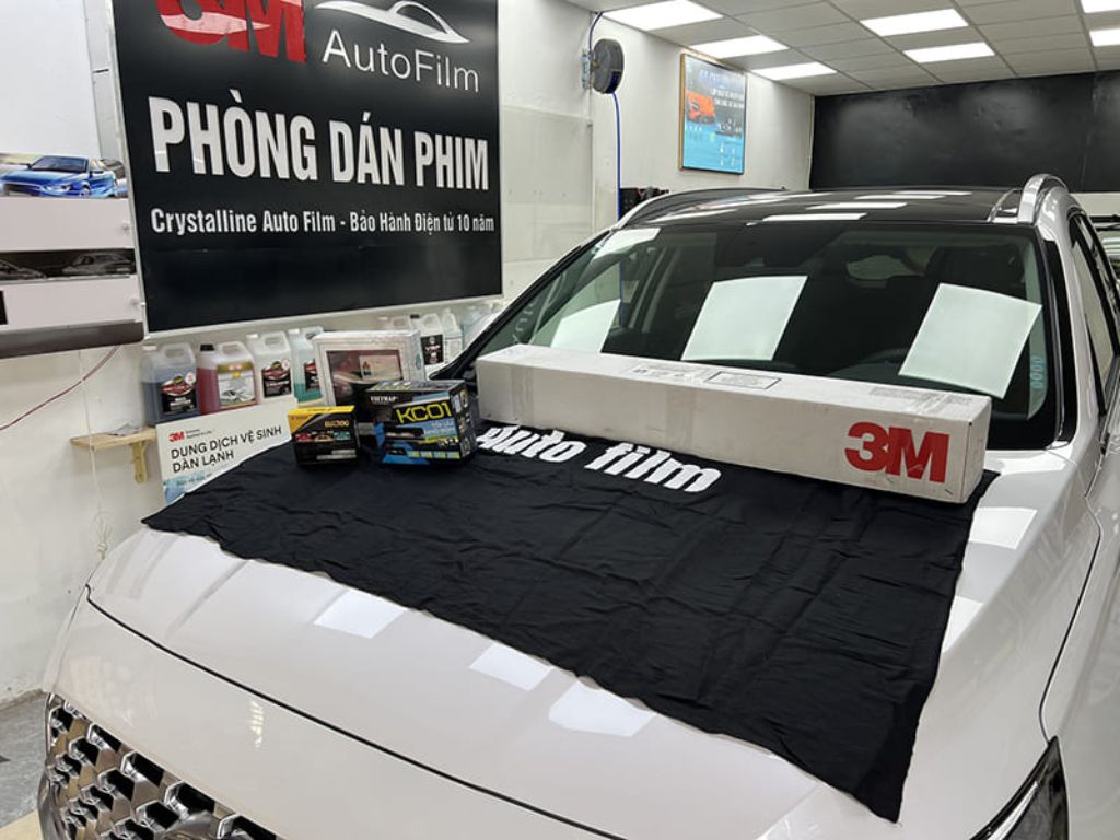 Dán phim cách nhiệt ô tô 3M chính hãng tại phòng dán phim chuyên nghiệp