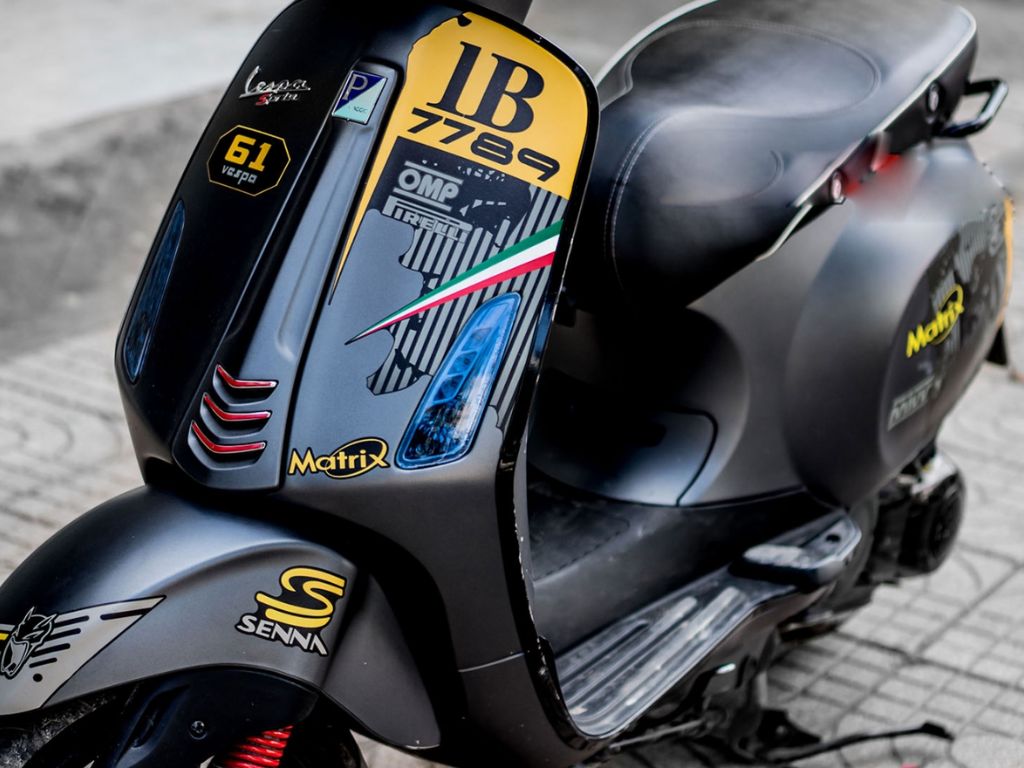 Dán xe Vespa tông màu vàng đen nổi bật