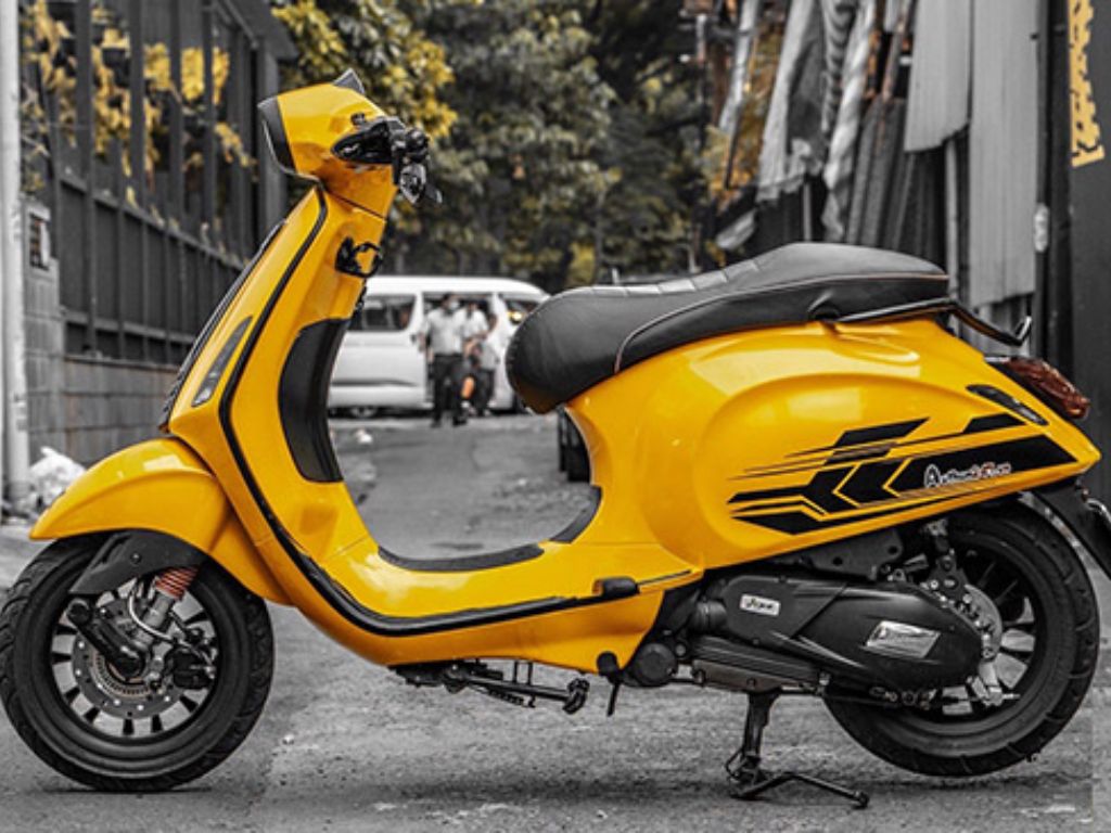 Dán xe Vespa với decal màu vàng là chủ đạo