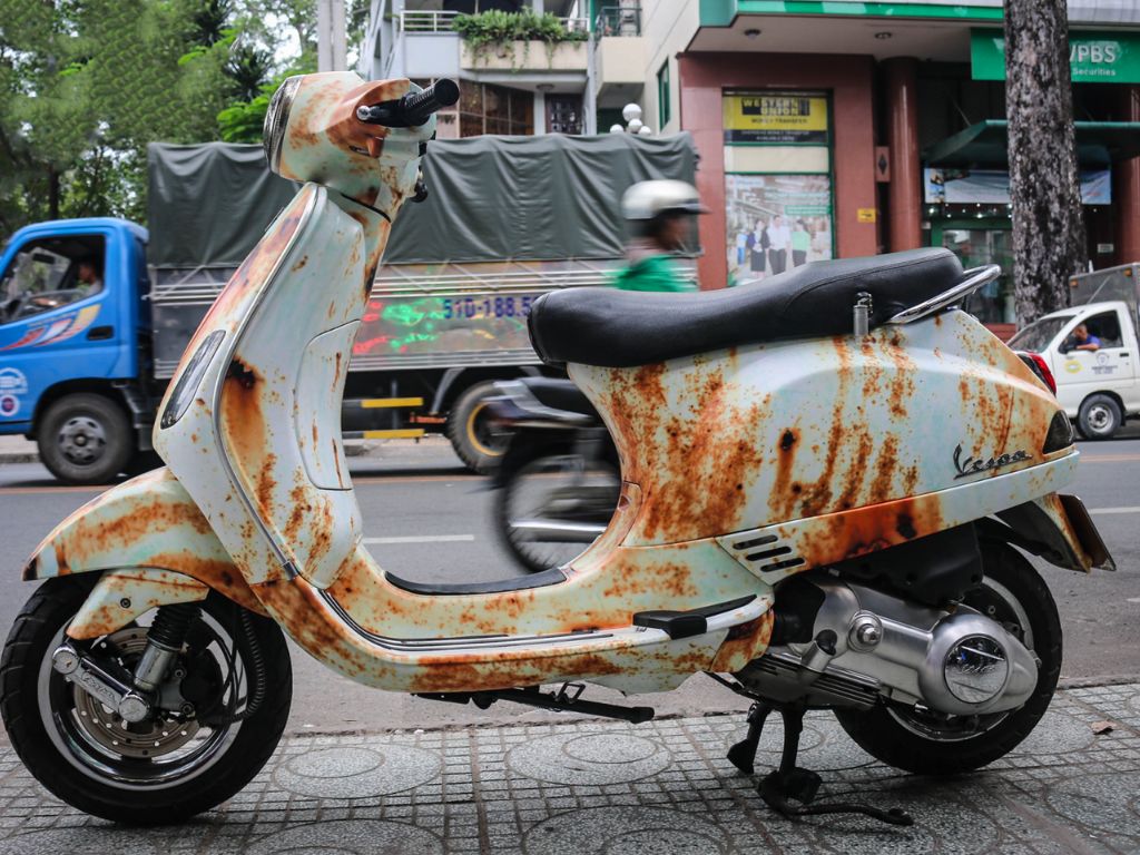 Dán xe Vespa với decal han gỉ độc lạ, thu hút