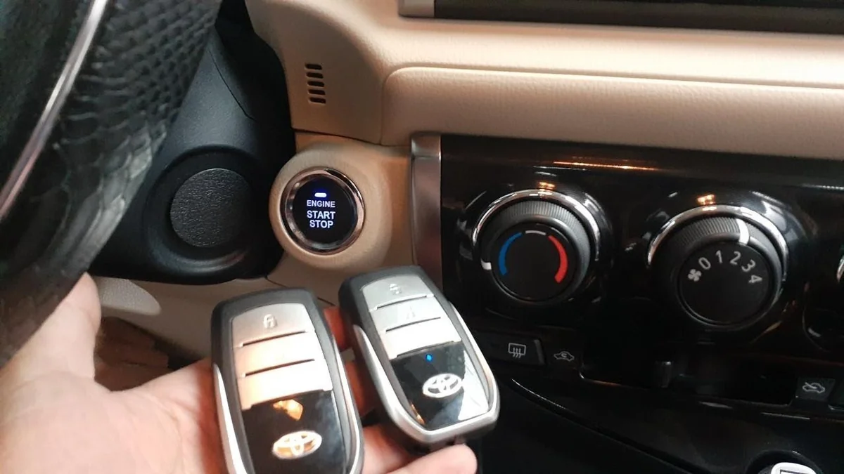 Nút đề nổ Start Stop ô tô Toyota cùng chìa khóa thông minh Smartkey