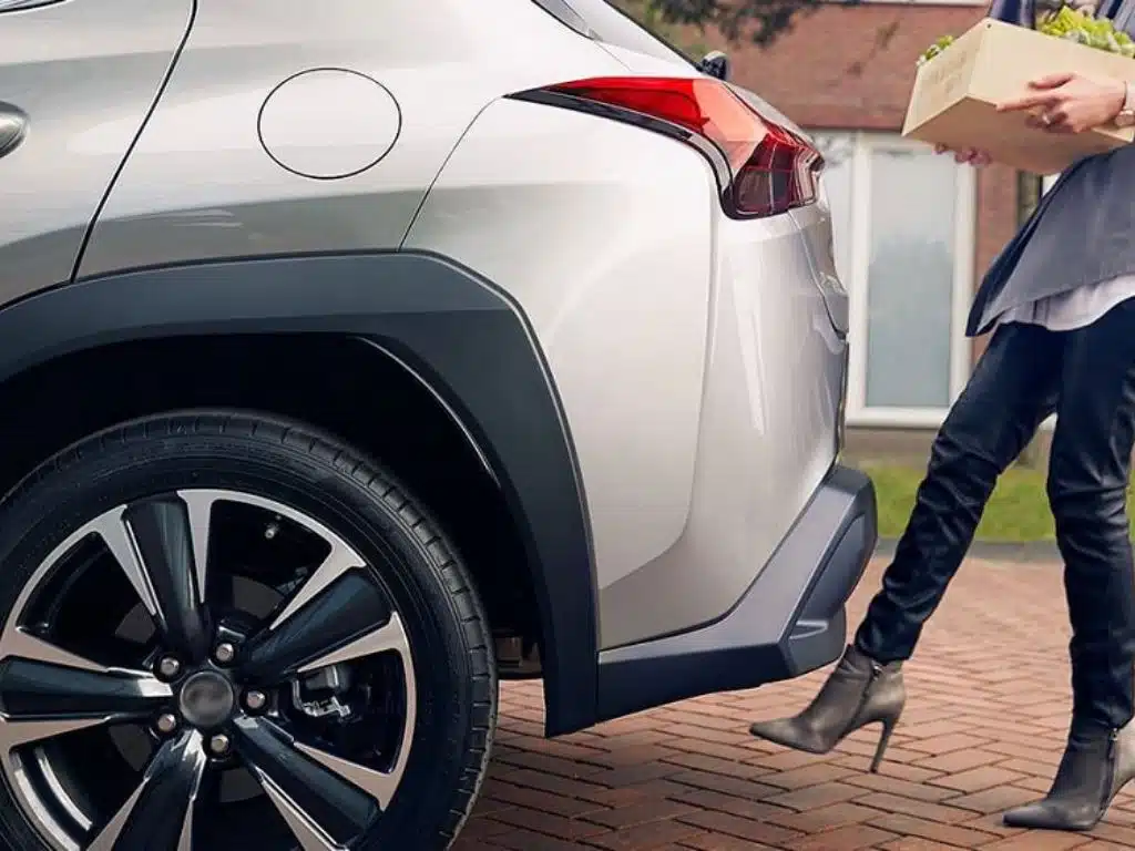 Nữ tài xế sử dụng tính năng độ cảm biến đá cốp, chỉ cần đưa chân nhẹ dưới cản sau là cốp xe tự động mở.