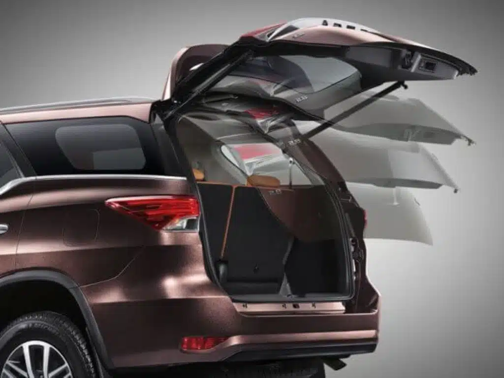 Hệ thống cốp điện tự động kết hợp độ cảm biến đá cốp giúp người dùng mở cốp xe dễ dàng bằng thao tác đá chân.