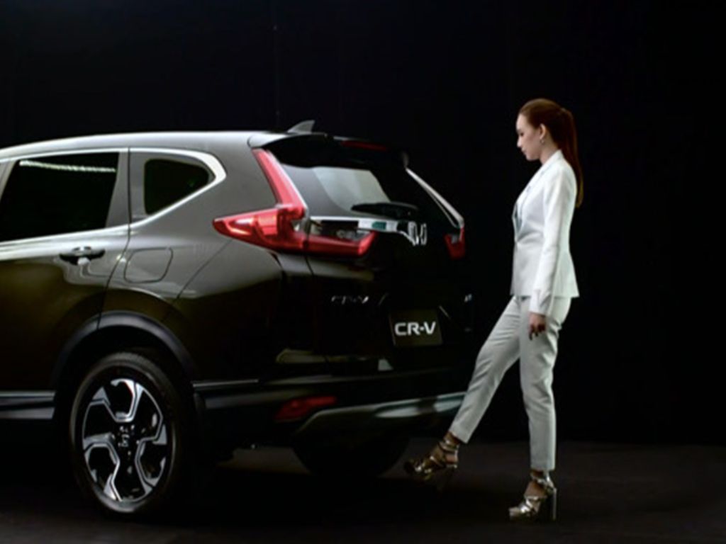 Trình diễn tính năng độ cảm biến đá cốp trên xe Honda CR-V – mở cốp không cần chạm tay, tiện lợi và hiện đại