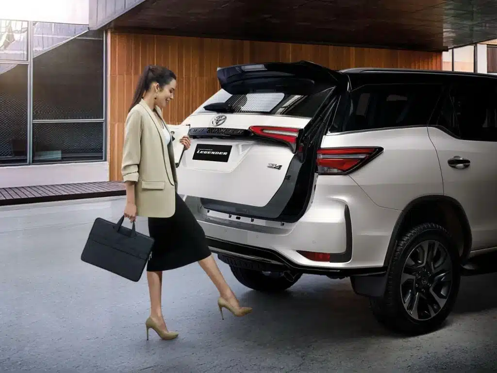 Nữ doanh nhân kích hoạt độ cảm biến đá cốp trên xe Toyota Fortuner Legender, giúp mở cốp nhanh chóng khi hai tay đang bận