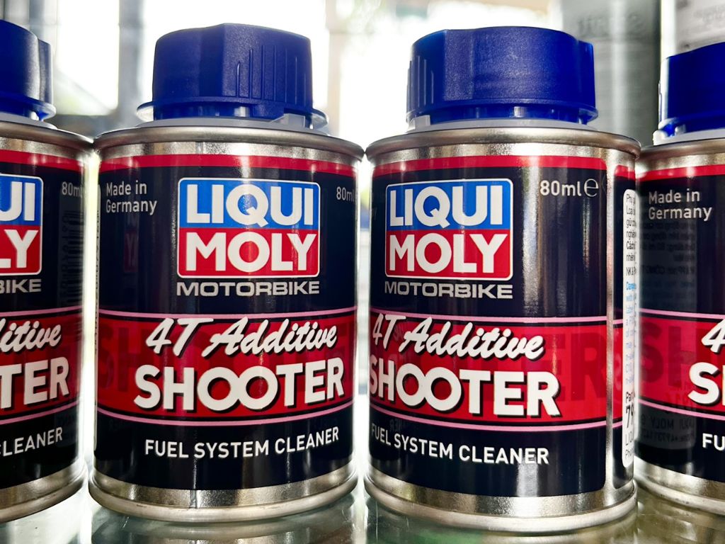 Dung dịch vệ sinh buồng đốt Liqui Moly 4T Additive Shooter giúp làm sạch hệ thống nhiên liệu và buồng đốt động cơ xe máy hiệu quả.