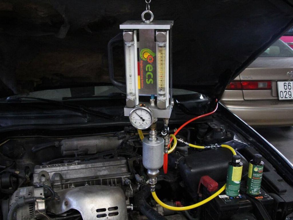 Thiết bị chuyên dụng dùng dung dịch vệ sinh buồng đốt ô tô giúp làm sạch kim phun, họng nạp và hệ thống nhiên liệu.