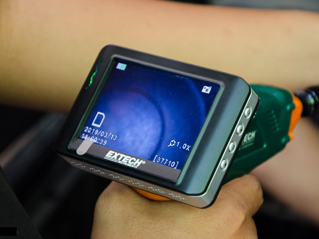 Kiểm tra hiệu quả dung dịch vệ sinh buồng đốt bằng camera nội soi, đánh giá lượng muội than trong xi-lanh.