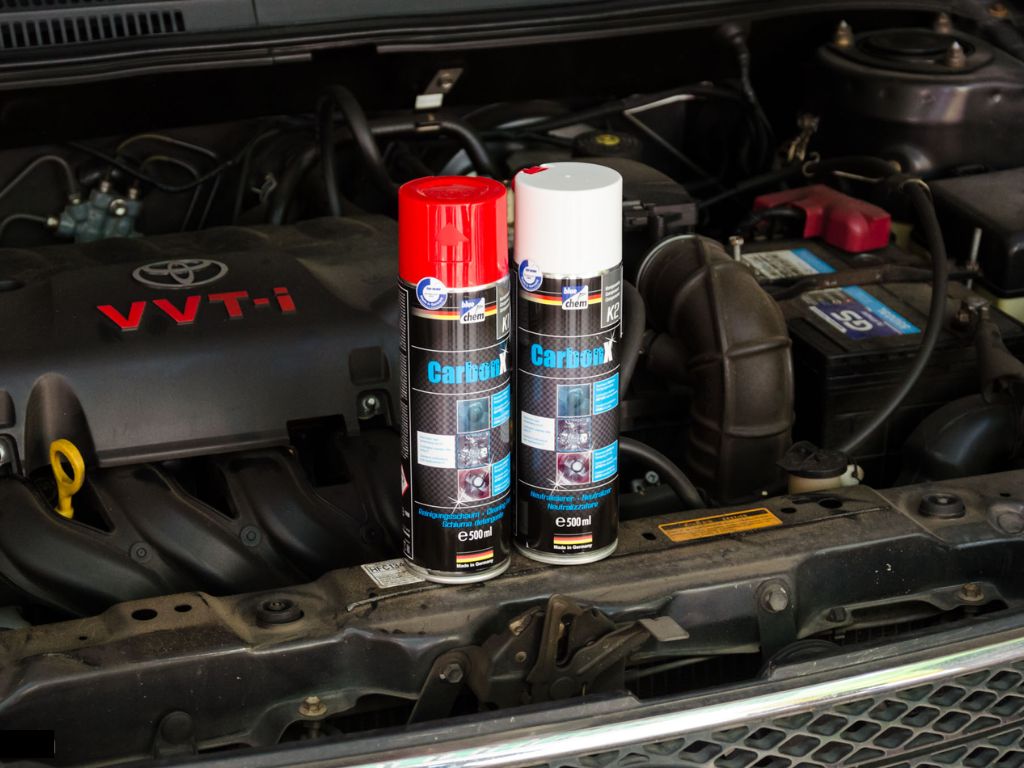 Sử dụng dung dịch vệ sinh buồng đốt Bluechem Carbon Cleaner để làm sạch động cơ ô tô, khôi phục công suất máy.