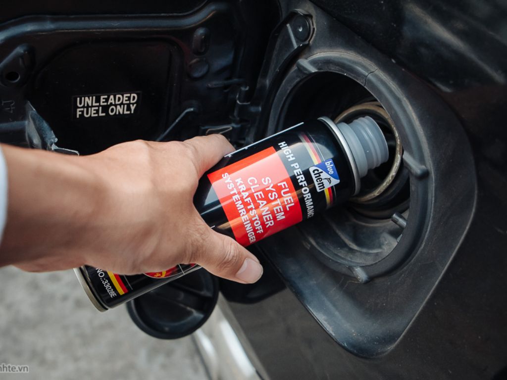 Đổ dung dịch vệ sinh buồng đốt vào bình xăng xe ô tô giúp làm sạch kim phun, tăng hiệu suất và tiết kiệm nhiên liệu.