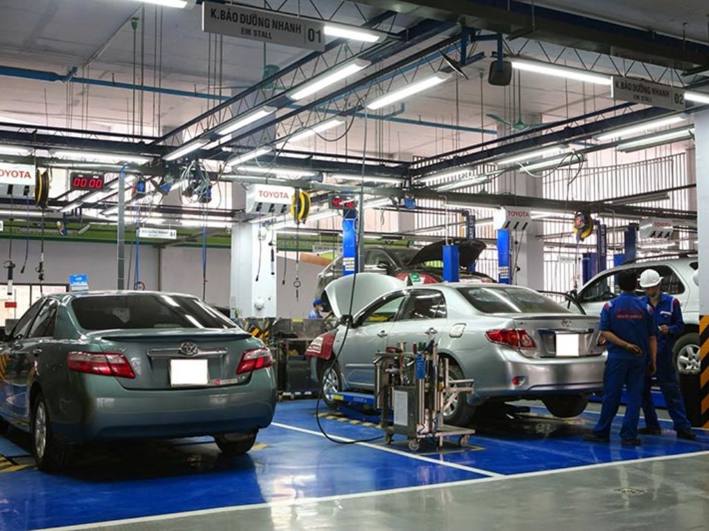 Garage ô tô Toyota chính hãng với khu vực bảo dưỡng nhanh, sửa chữa và kiểm tra định kỳ chuyên nghiệp