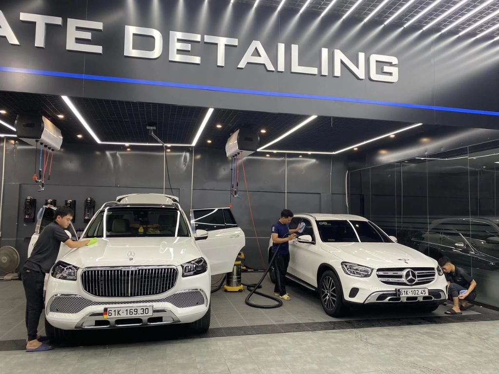 Garage ô tô Elite Detailing chuyên chăm sóc, vệ sinh nội thất và phủ ceramic xe sang tại TP.HCM