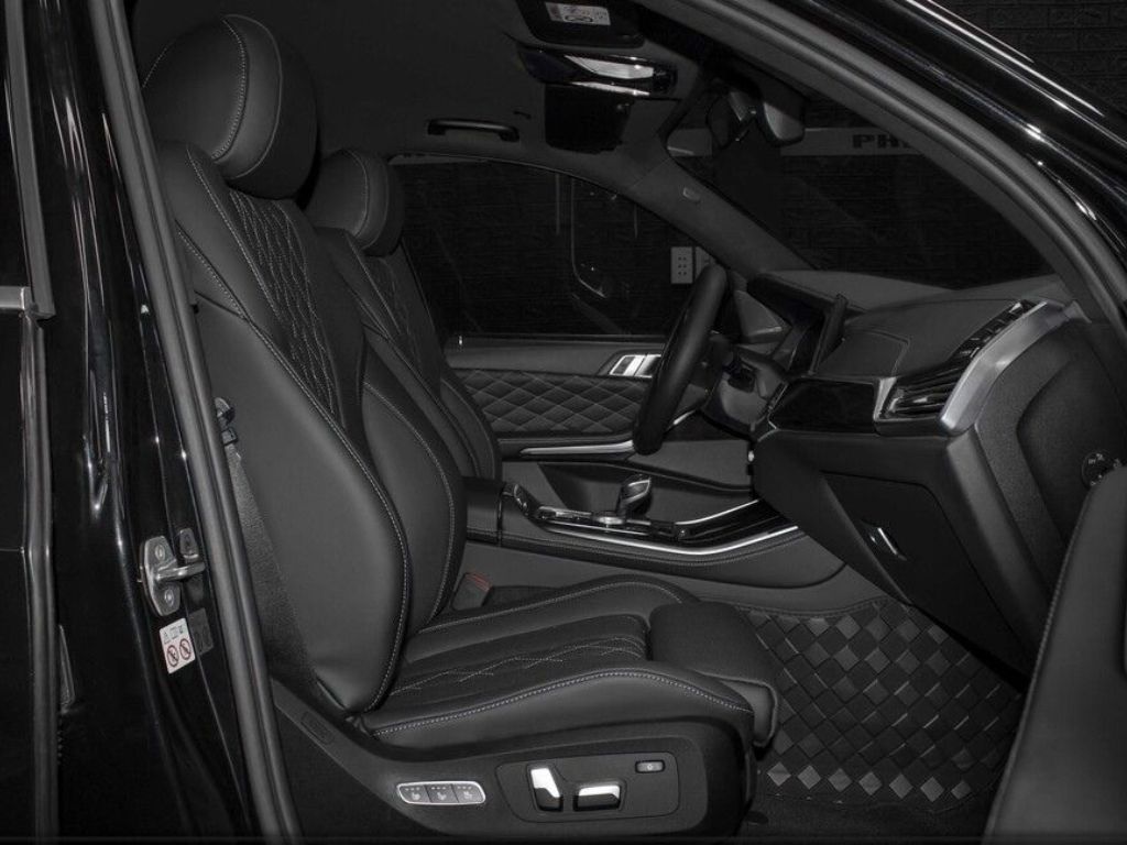 Ghế chỉnh điện ô tô cao cấp bọc da sang trọng, thiết kế hiện đại trong khoang lái.