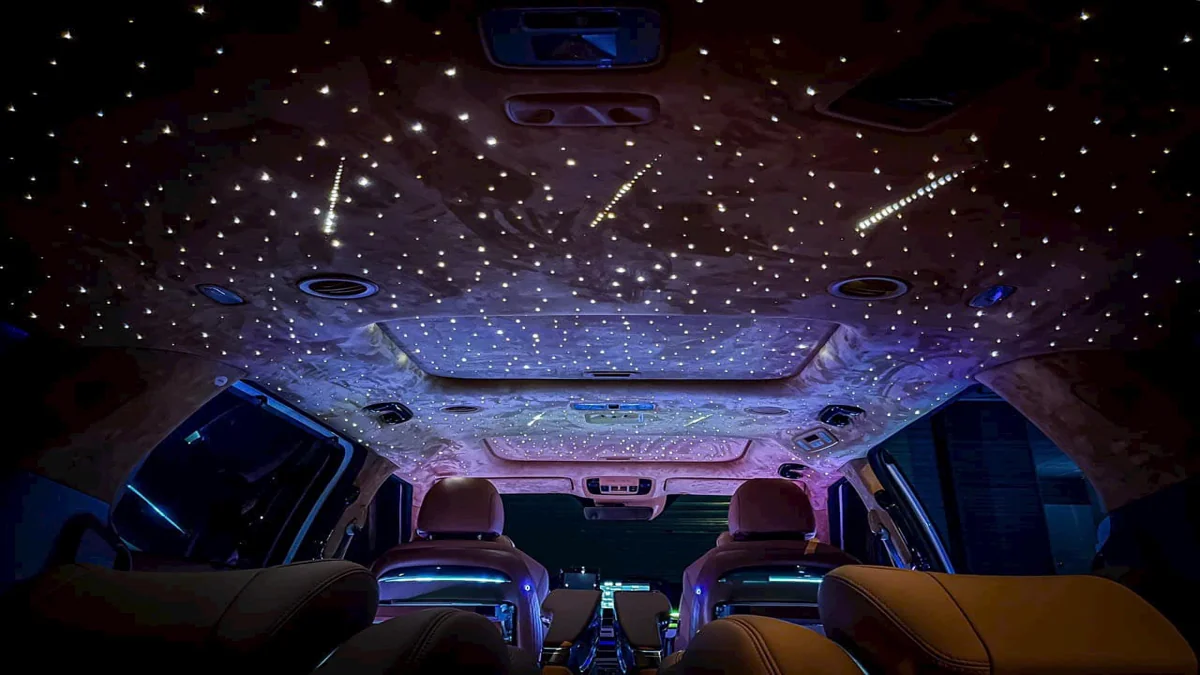 Trần xe Limousine 7 chỗ với hệ thống đèn LED bầu trời sao