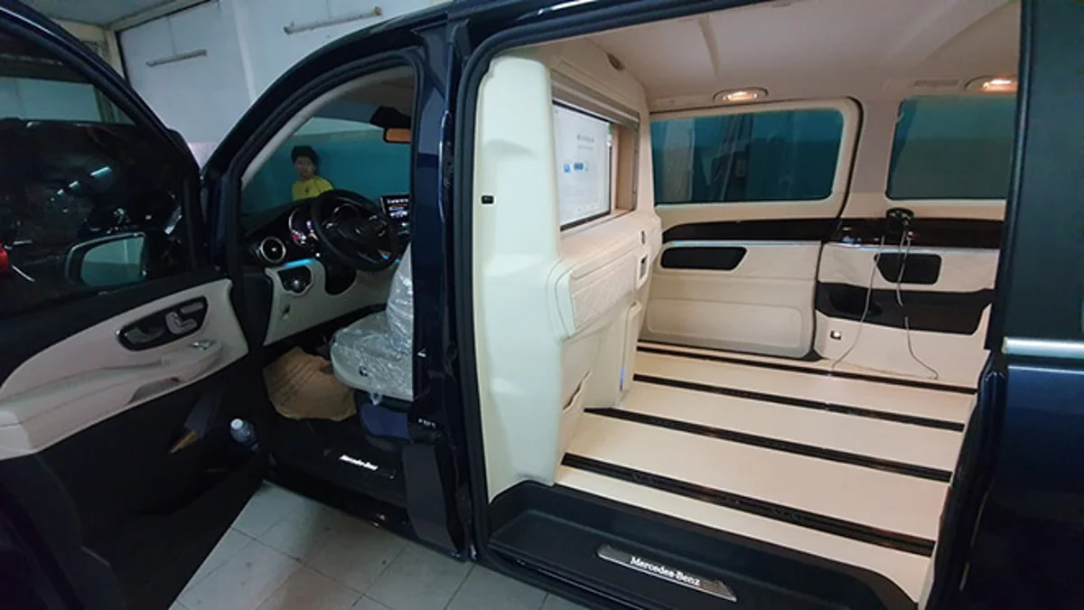 Vách ngăn riêng tư trên xe Limousine 7 chỗ