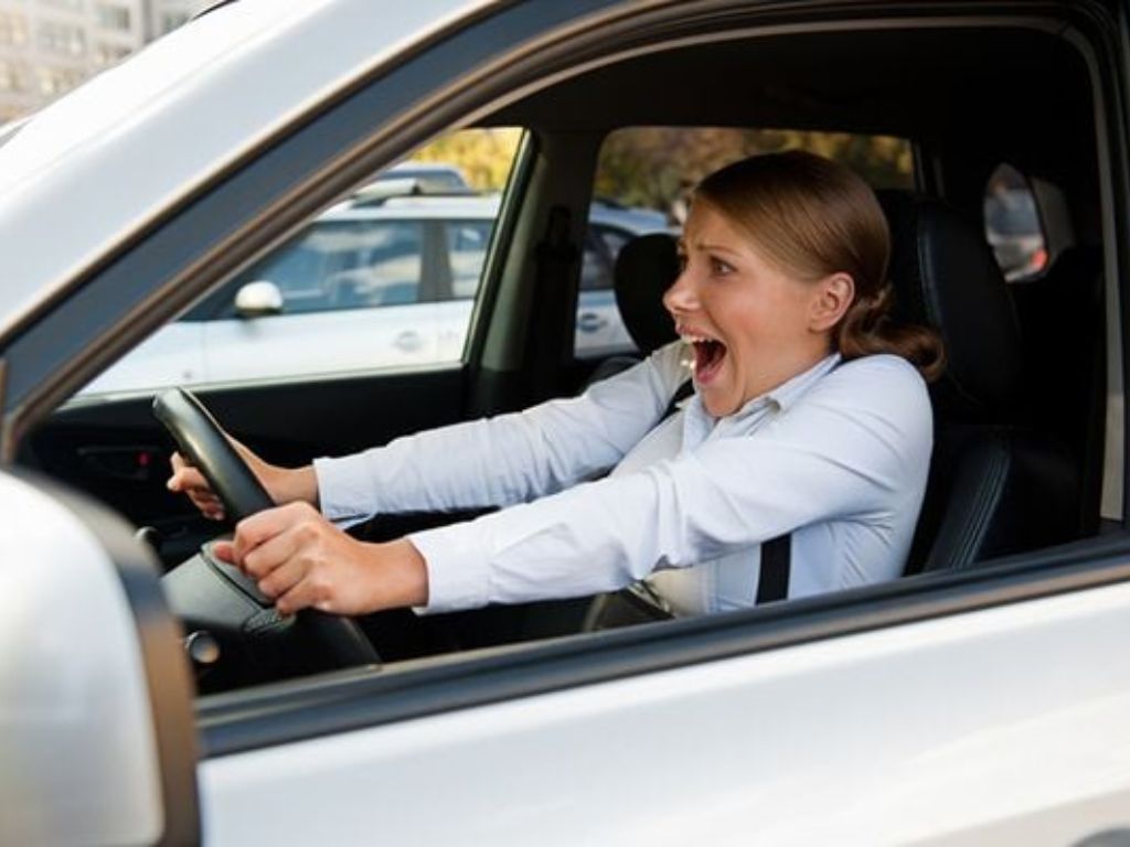 Người phụ nữ hoảng sợ vì giảm xóc ô tô kém chất lượng gây khó khăn khi phanh gấp