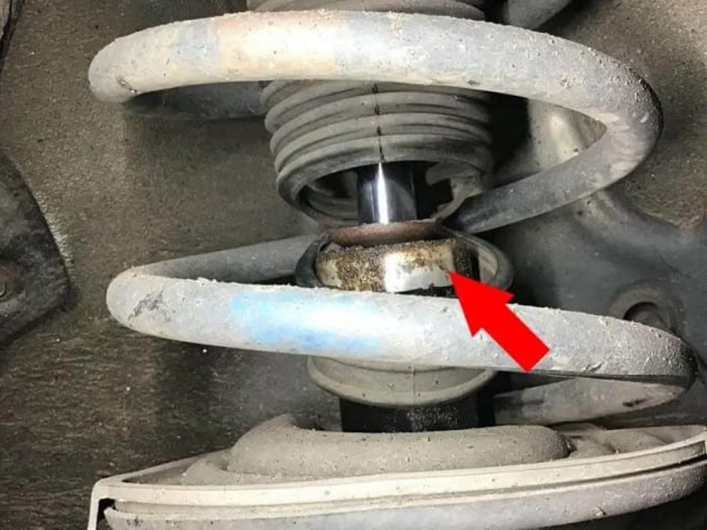 Giảm xóc ô tô bị rò rỉ dầu, dấu hiệu hư hỏng cần thay thế ngay để đảm bảo an toàn