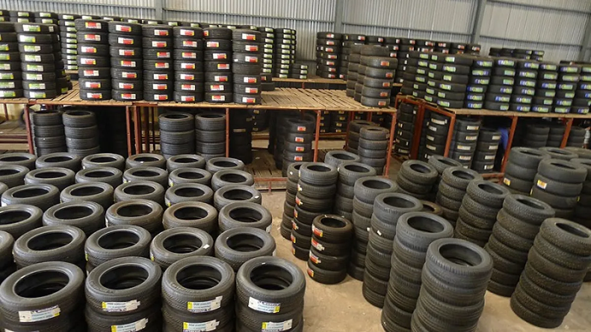 Kho lốp xe bán tải số lượng lớn xếp chồng trong nhà xưởng