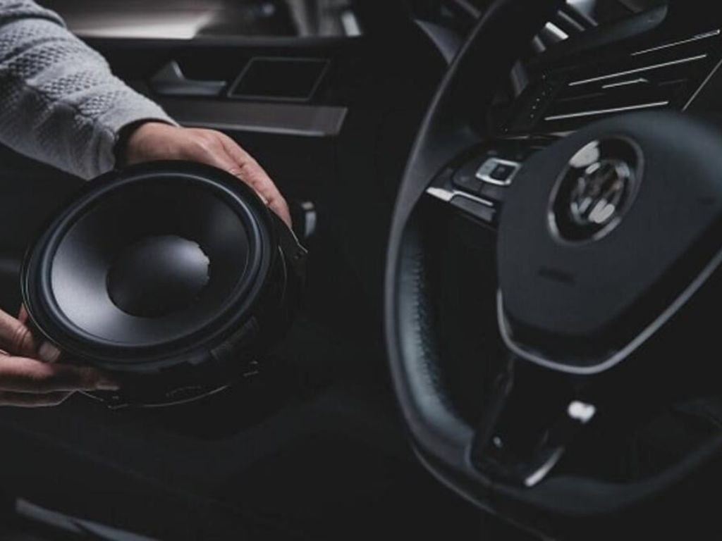 Người thợ đang kiểm tra loa sub ô tô trong khoang lái