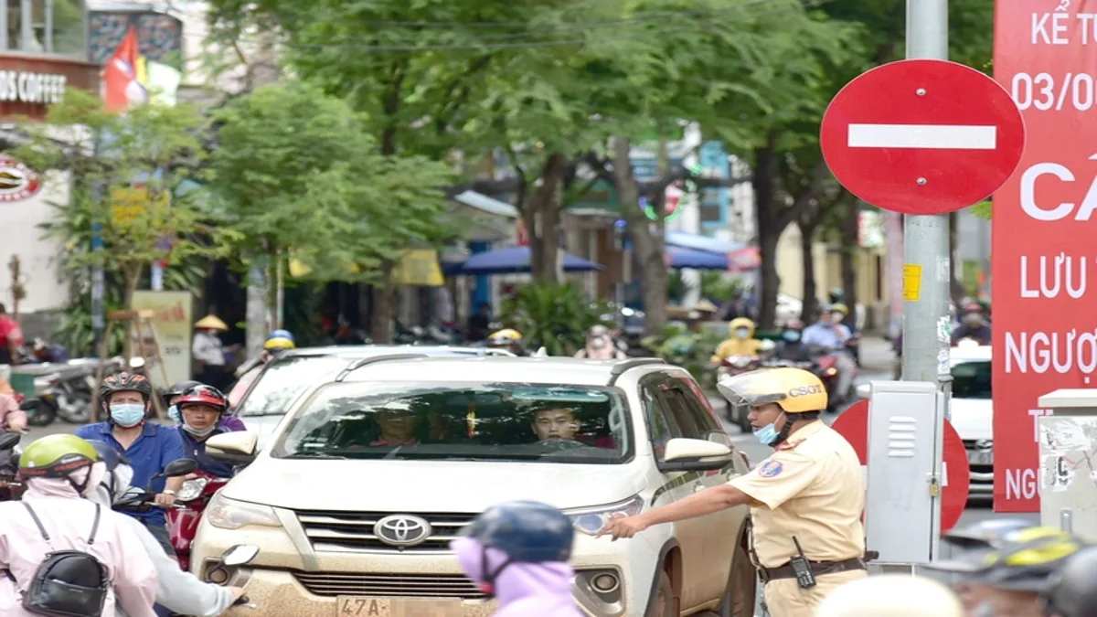 Cảnh sát giao thông xử phạt ô tô vi phạm lỗi đi ngược chiều