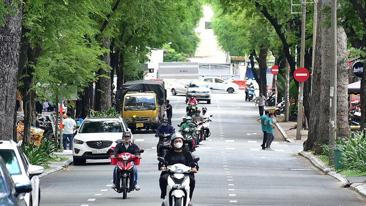 Người dân đi xe máy ô tô trên tuyến phố có biển báo đường cấm