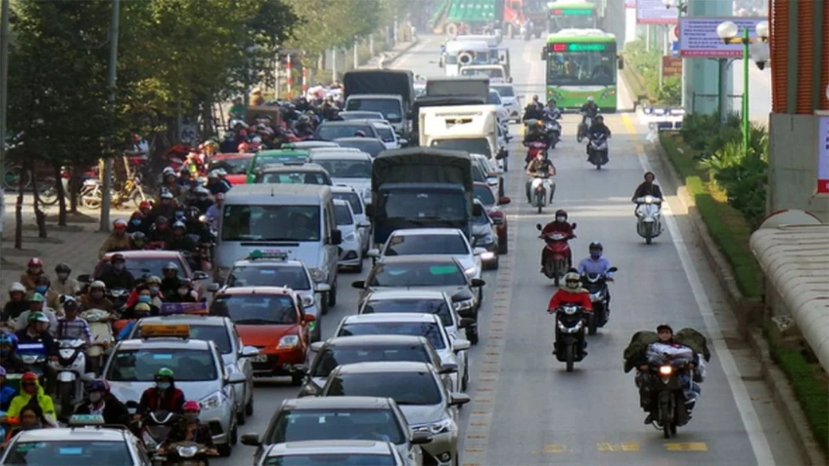 Ùn tắc giao thông do nhiều xe đi sai làn