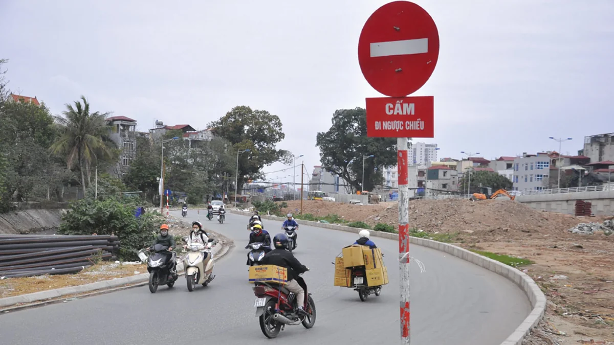 Xe máy đi ngược chiều tại đoạn đường có biển báo cấm đi ngược chiều