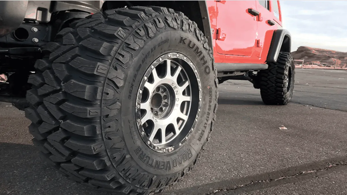 Lốp xe bán tải địa hình Kumho gai lớn gắn trên xe offroad màu đỏ