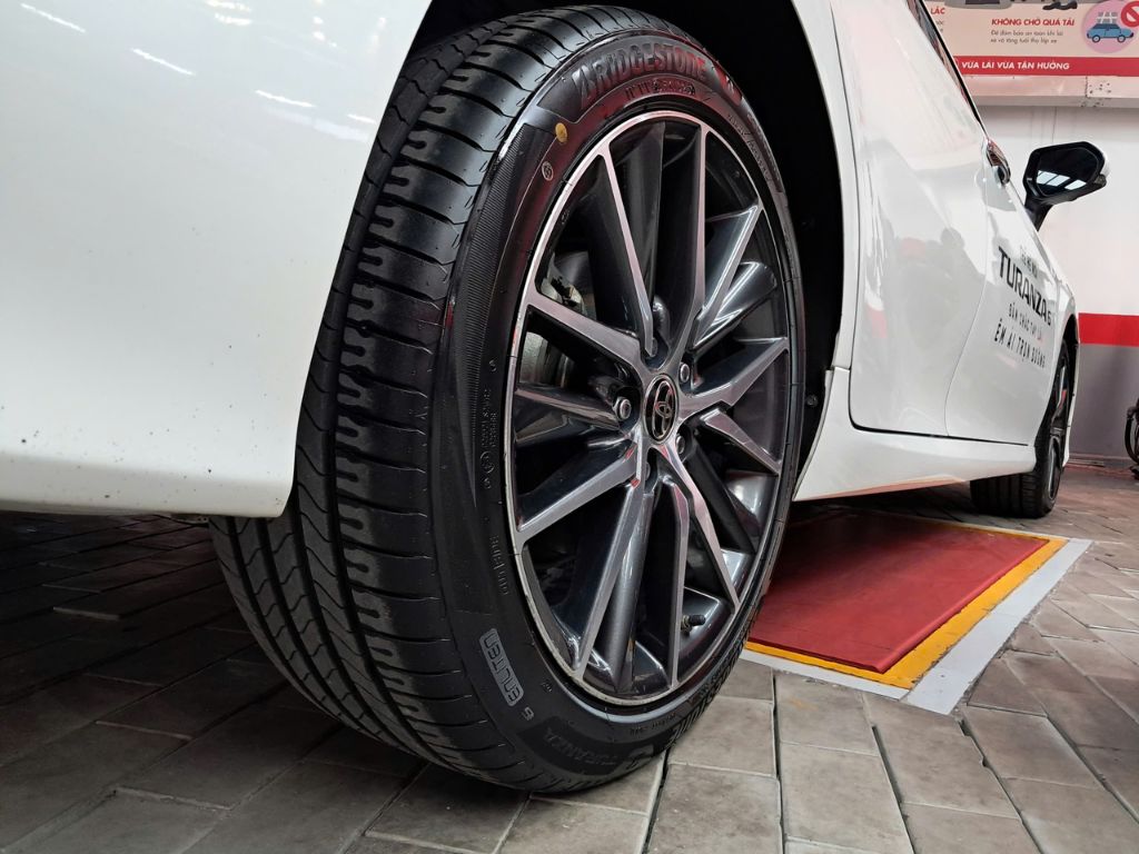 Lốp xe ô tô Bridgestone lắp trên Toyota, thiết kế gai lốp tối ưu cho độ bám đường và độ êm ái.