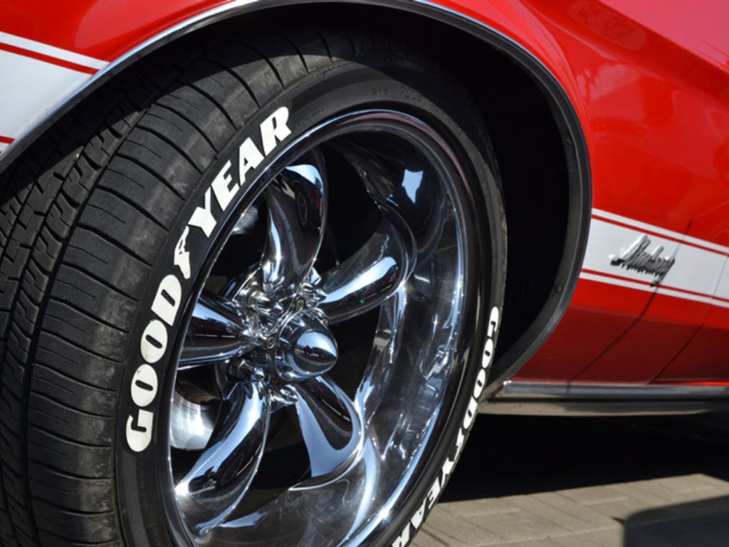 Lốp xe ô tô Goodyear với thiết kế thể thao, giúp tăng khả năng bám đường và độ ổn định khi lái.