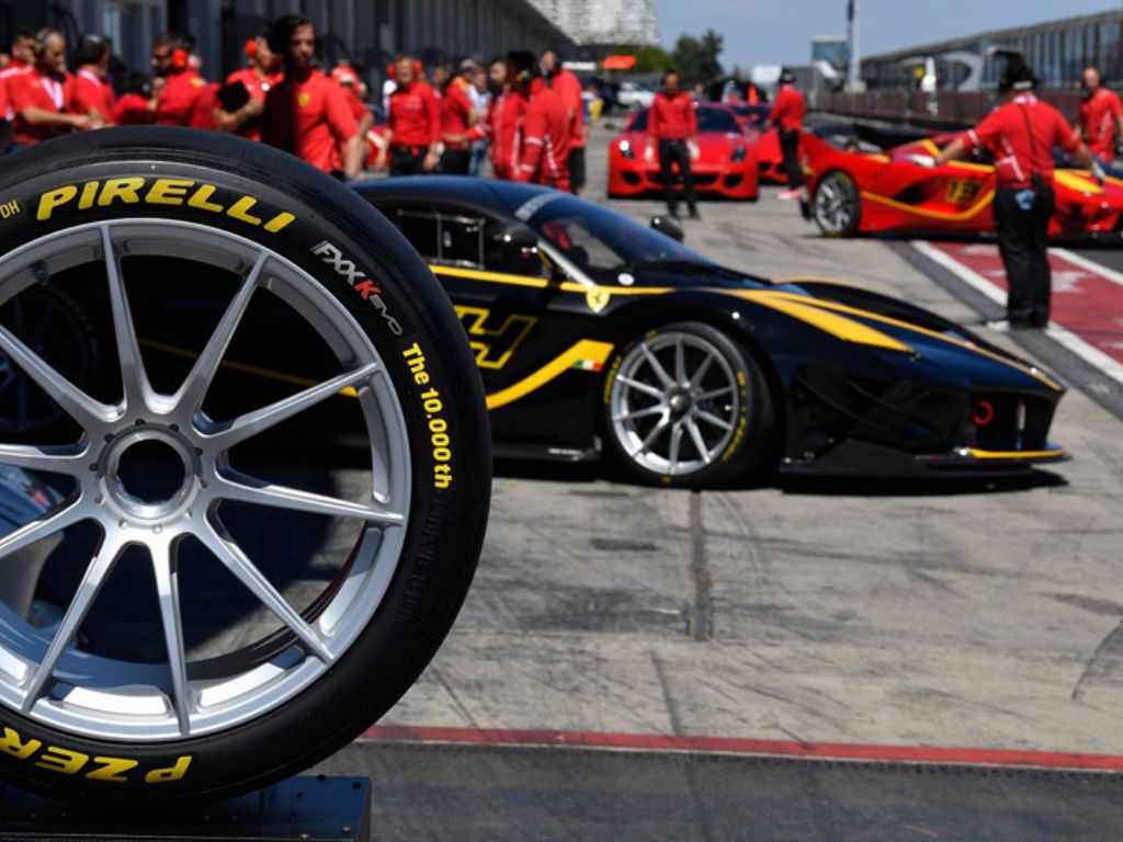 Lốp xe ô tô Pirelli hiệu suất cao sử dụng trong đường đua, kết hợp cùng siêu xe Ferrari.