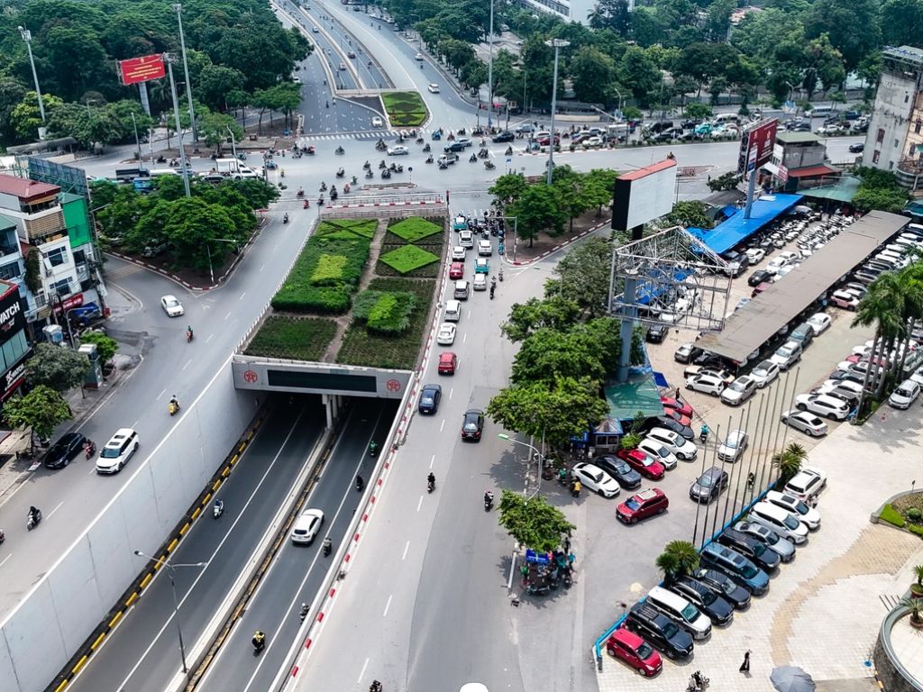 Giao thông đô thị với nhiều xe ô tô di chuyển, nhấn mạnh tầm quan trọng của lốp xe ô tô chất lượng.