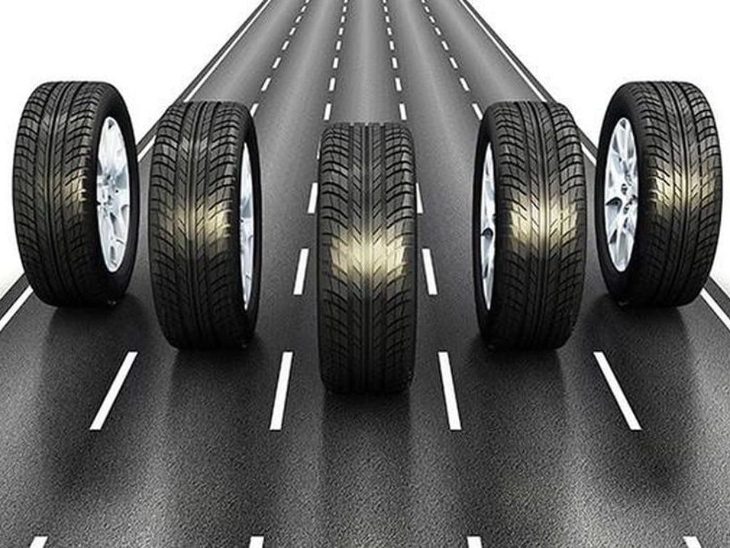 Hình ảnh minh họa nhiều loại lốp xe ô tô trên đường, thể hiện sự khác biệt về hoa văn và độ bám.