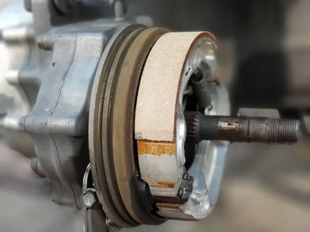 Má phanh xe máy drum đã được tháo ra khỏi xe, chuẩn bị thay thế.