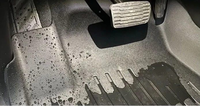 Nước chảy vào khoang lái do máy lạnh ô tô bị rò rỉ