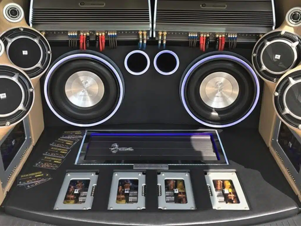 Dàn âm thanh xe hơi độ chuyên nghiệp với nhiều loa sub và ampli, cho chất lượng nhạc test loa sub sống động và mạnh mẽ.