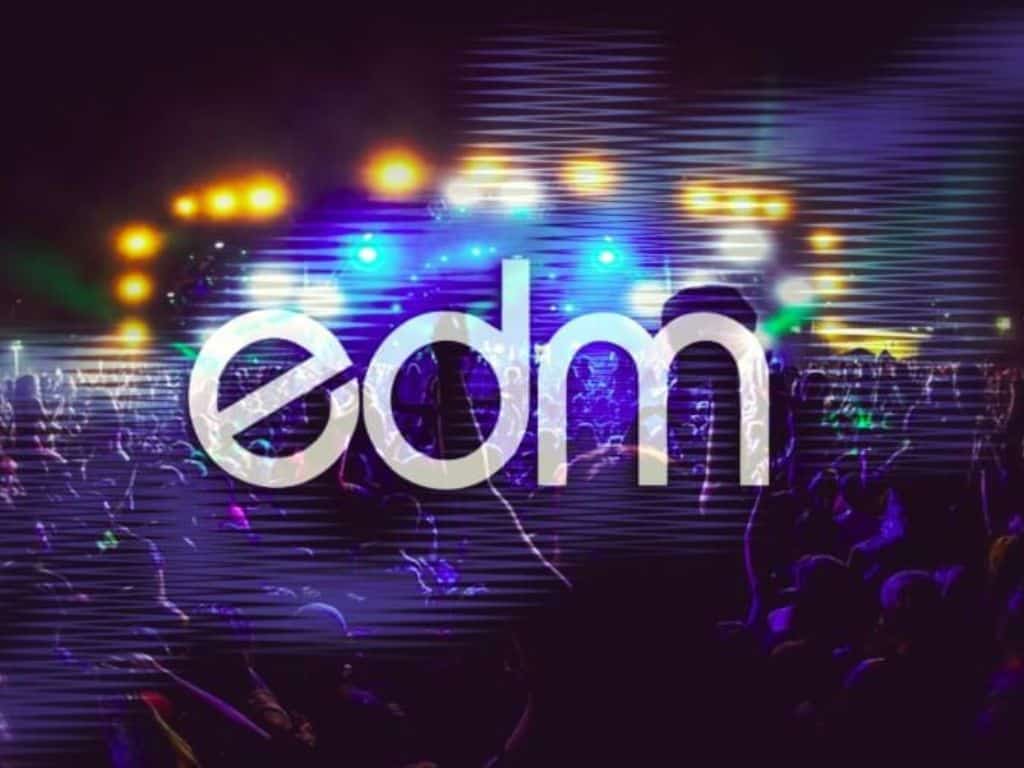 Không gian EDM sôi động, ánh sáng rực rỡ – thể loại nhạc lý tưởng để test loa sub với bass mạnh và âm trường rộng.