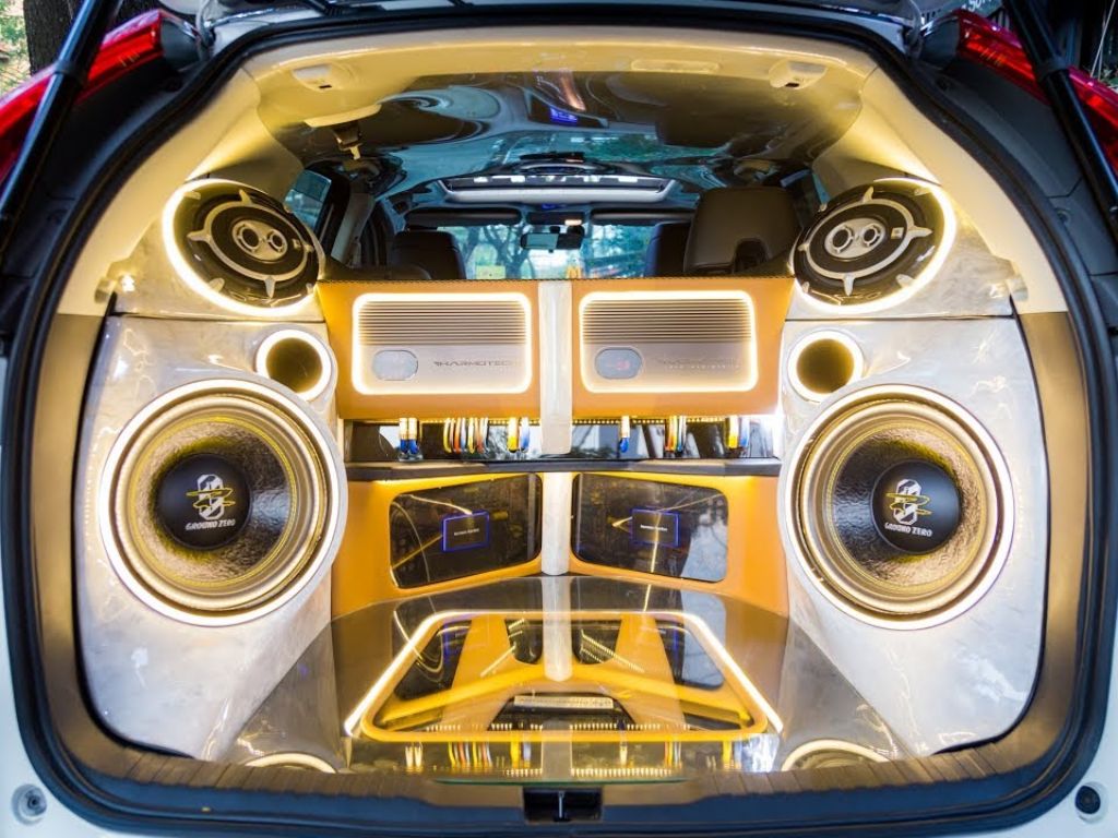 Khoang sau xe hơi độ dàn âm thanh siêu khủng với nhiều loa sub và ampli – hoàn hảo cho nhạc test loa sub bass căng đét.