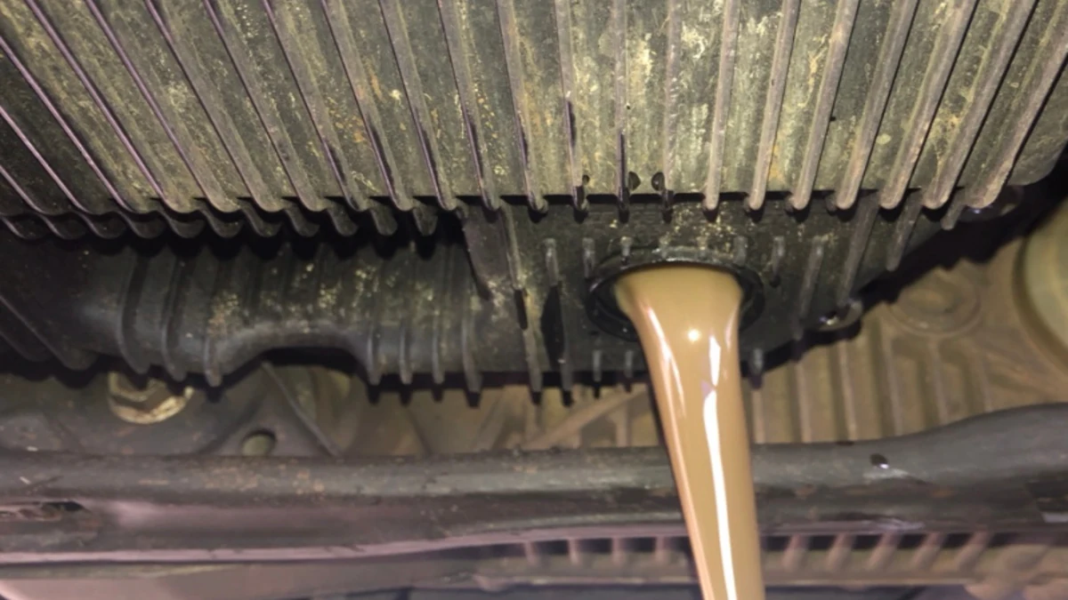 Nước làm mát ô tô bị lẫn dầu động cơ khi xả ra