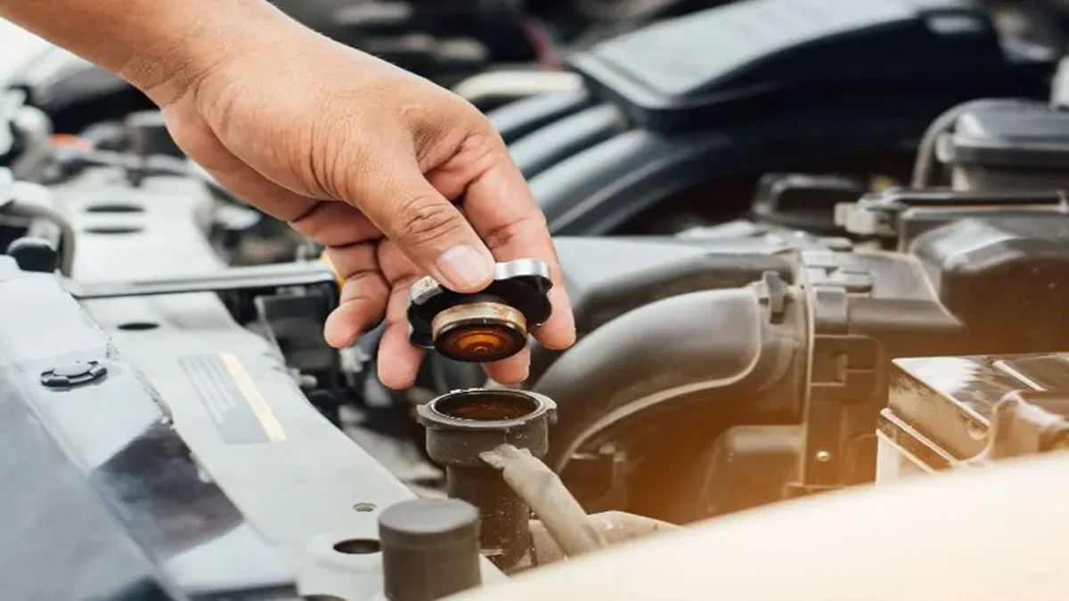 Mở nắp két nước làm mát ô tô để kiểm tra