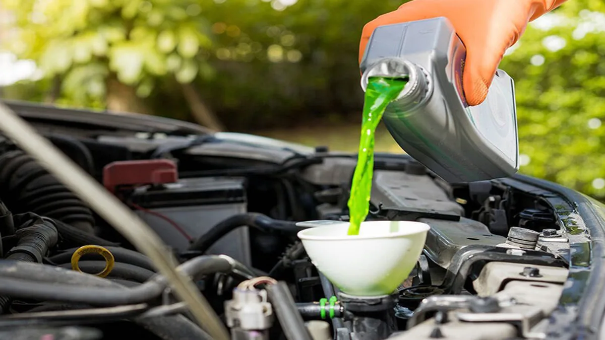 Đổ nước làm mát ô tô vào khoang động cơ
