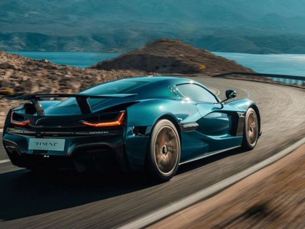 siêu xe chạy trên đường đèo